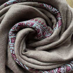 Prabangus Kašmyro šalikas su tradiciniu siuvinėjimu