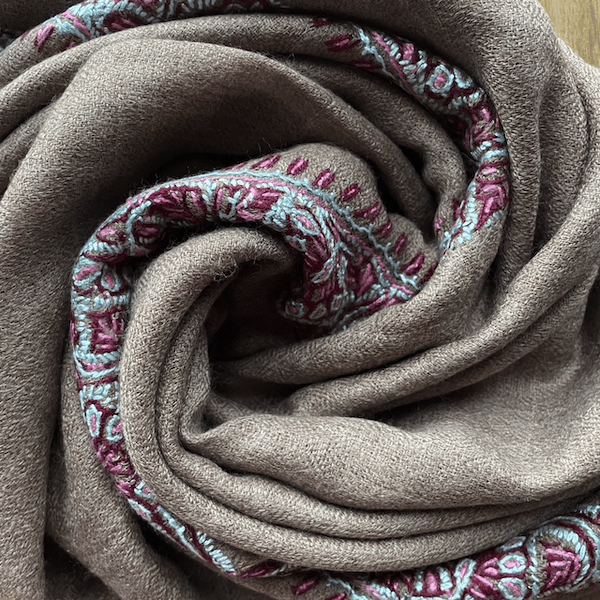 Prabangus Kašmyro šalikas su tradiciniu siuvinėjimu Prabangus Kašmyro šalikas su tradiciniu siuvinėjimu